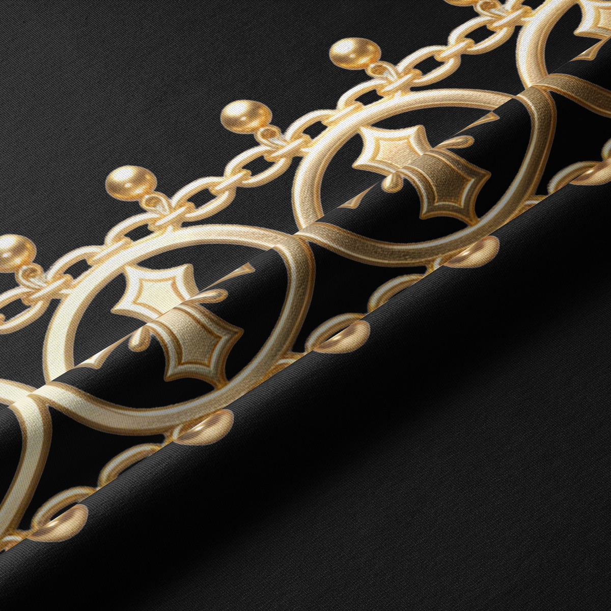 Zbliżenie na tkaninę i detale złotej bordiury, widoczne łańcuszki i ornamenty