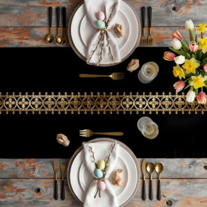 Widok z góry świątecznej aranżacji stołu z bieżnikiem, talerzami i bukietem tulipanów