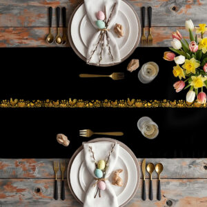 Aranżacja stołu z czarnym bieżnikiem i złotą bordiurą, talerze, kwiaty i dekoracje świąteczne