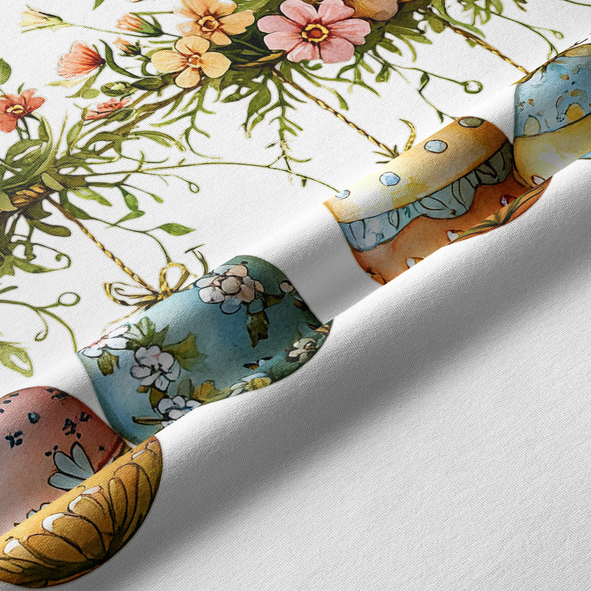 Zbliżenie na detal tkaniny z pastelowymi pisankami, kwiatami i widocznym splotem materiału