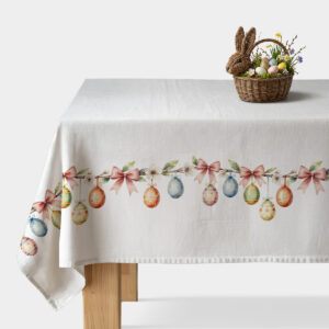 biały obrus z akwarelowym motywem wiszących pisanek i różowych kokard, ujęcie z przodu