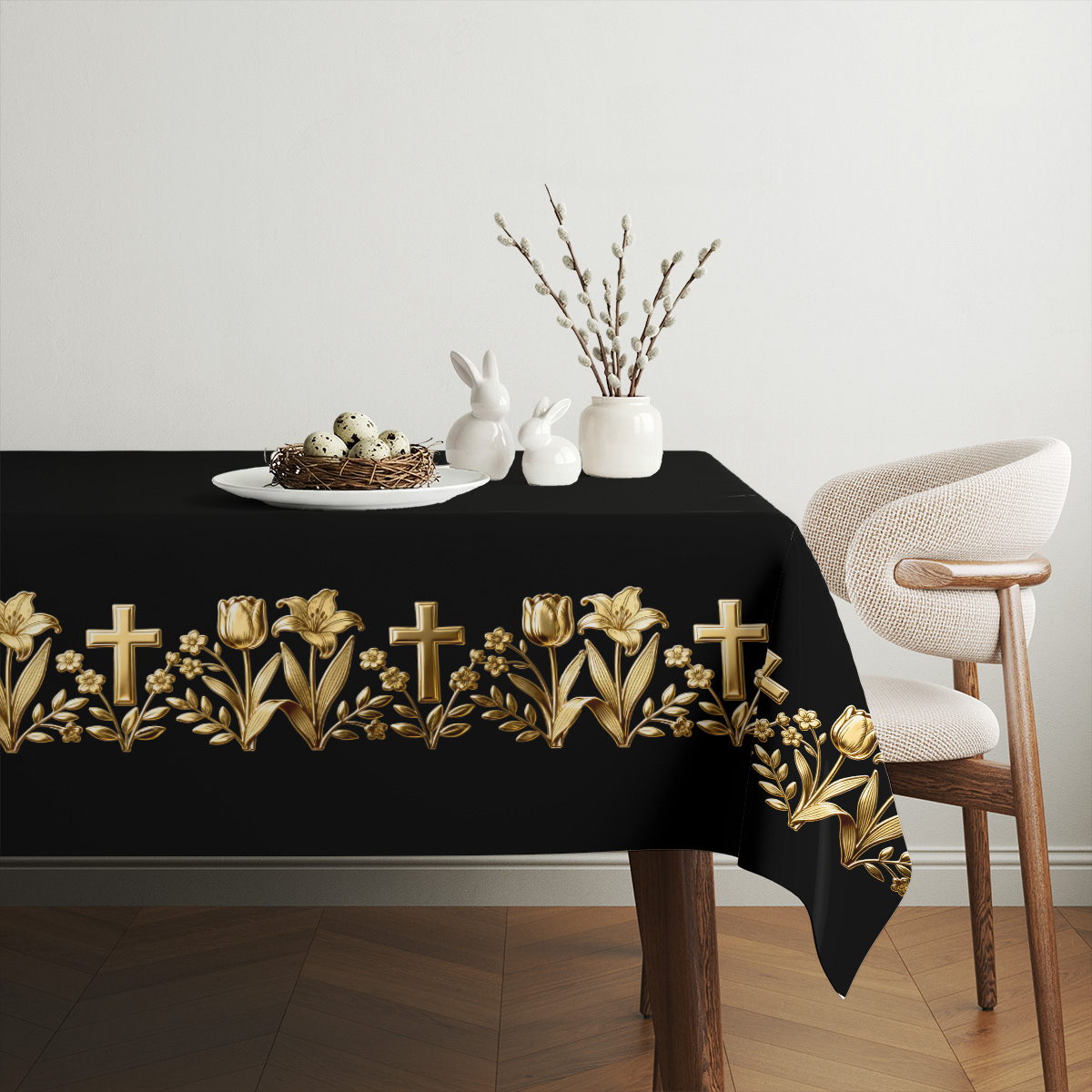 aranżacja stołu ze świątecznymi dekoracjami: koszyk z pisankami i wiosenne gałązki na obrusie