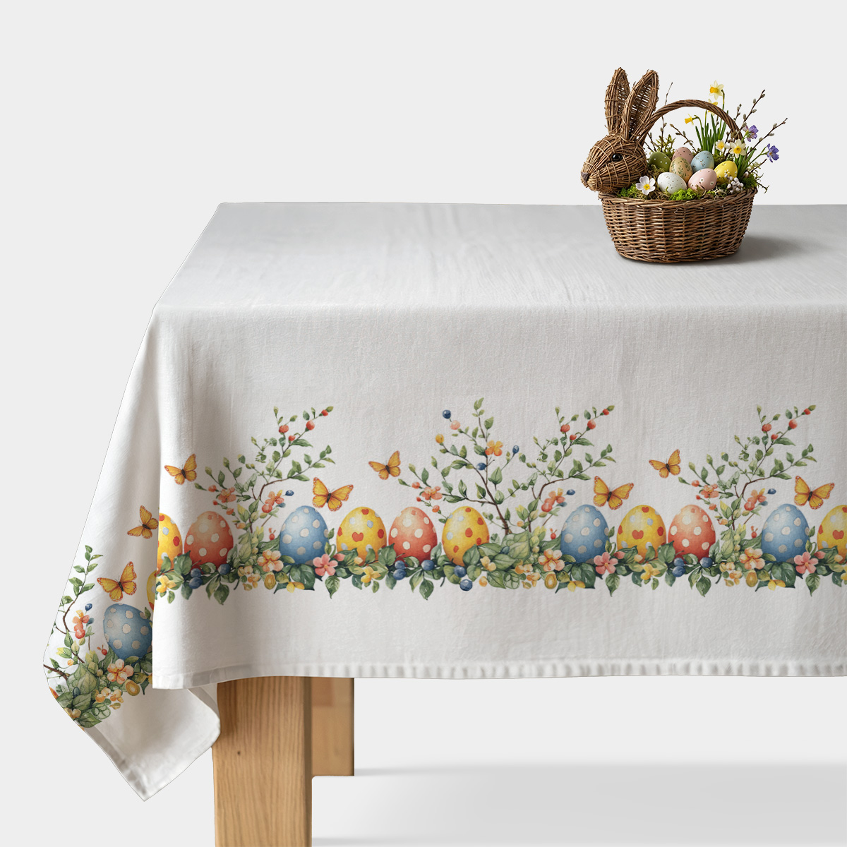 główne ujęcie świątecznego obrusa z akwarelowymi pisankami i gałązkami
