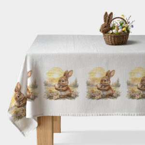 Obrus z motywem zajączka trzymającego pisankę ułożony na stole, główne ujęcie produktu