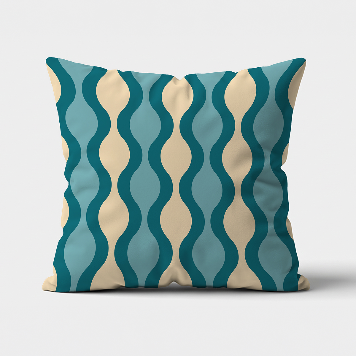 Poduszka dekoracyjna z falistym wzorem w morskich i kremowych pasach na białym tle, widok z przodu