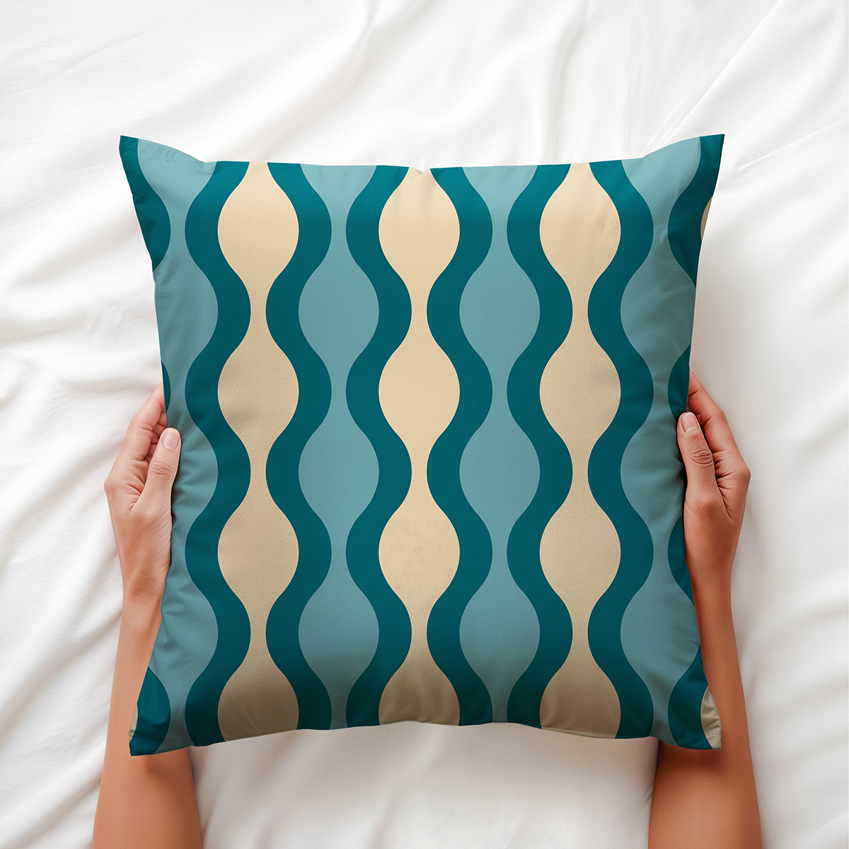 Osoba trzyma poduszkę z morskimi falami i kremowymi pasami na łóżku, zbliżenie na wzór