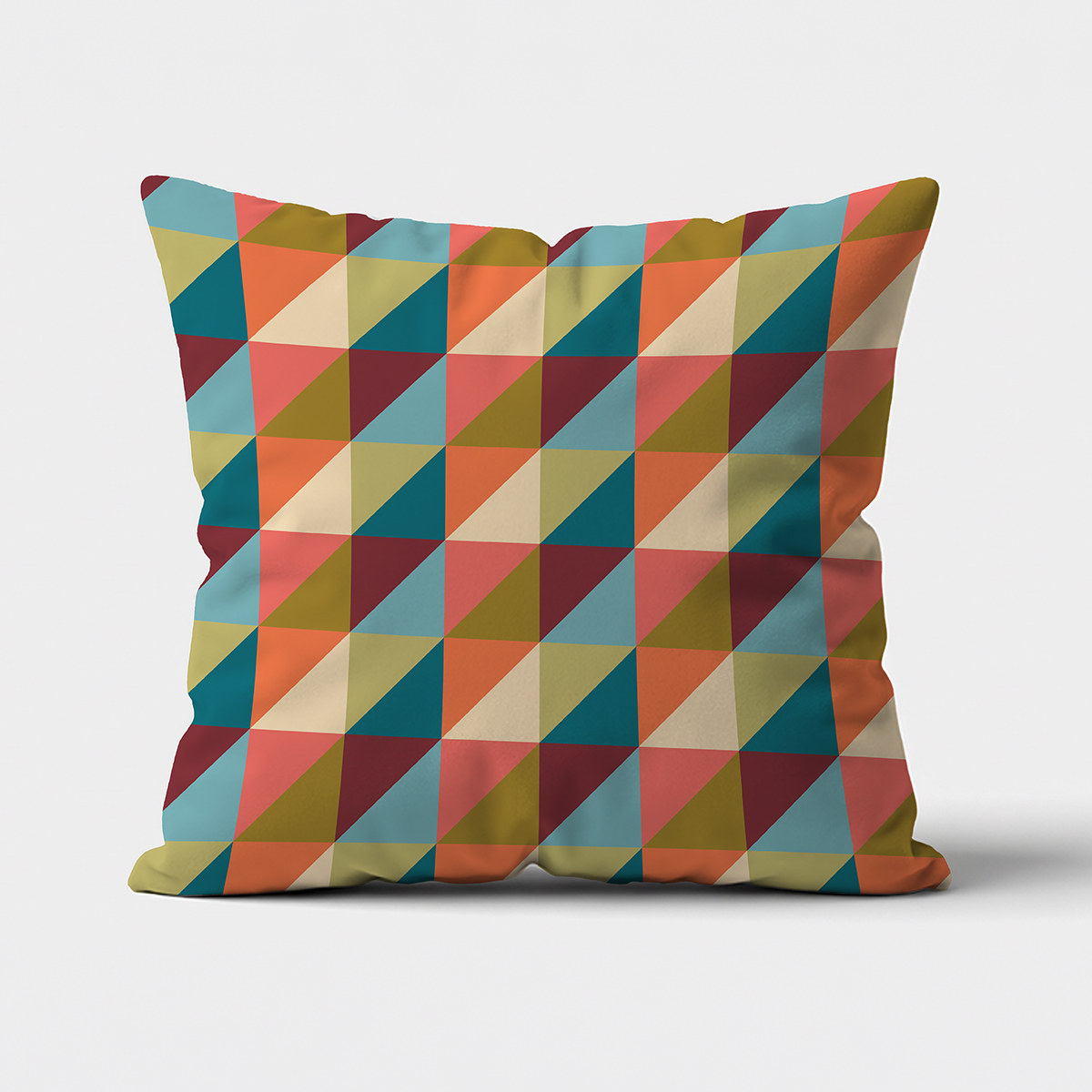 Poduszka dekoracyjna z geometrycznym wzorem trójkątnej mozaiki w ciepłych tonach na jasnym tle
