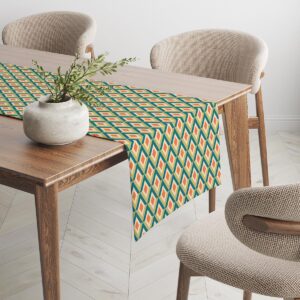 Bieżnik rozciągnięty na stole jadalnym obok dekoracyjnej wazony i krzeseł