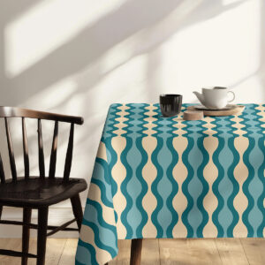 Narożnik stołu z widocznym wzorem obrusu i drewnianym krzesłem obok