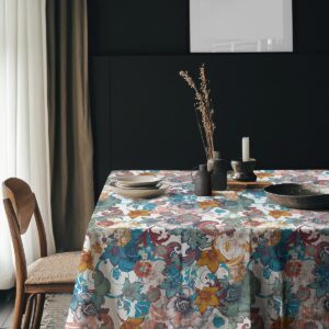 Aranżacja jadalni ze stołem przykrytym obrusm i dekoracyjnymi naczyniami