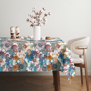 Róg stołu z widocznym powtórzeniem wzoru kwiatowego i ozdobnymi akcentami