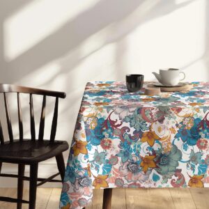 Delikatne ujęcie stołu z wazą i deserami na obrusie z motywem florystycznym