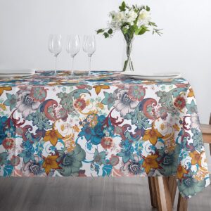 Widok z góry na ustawienie talerzy i szklanek na obrusie z kolorowym wzorem