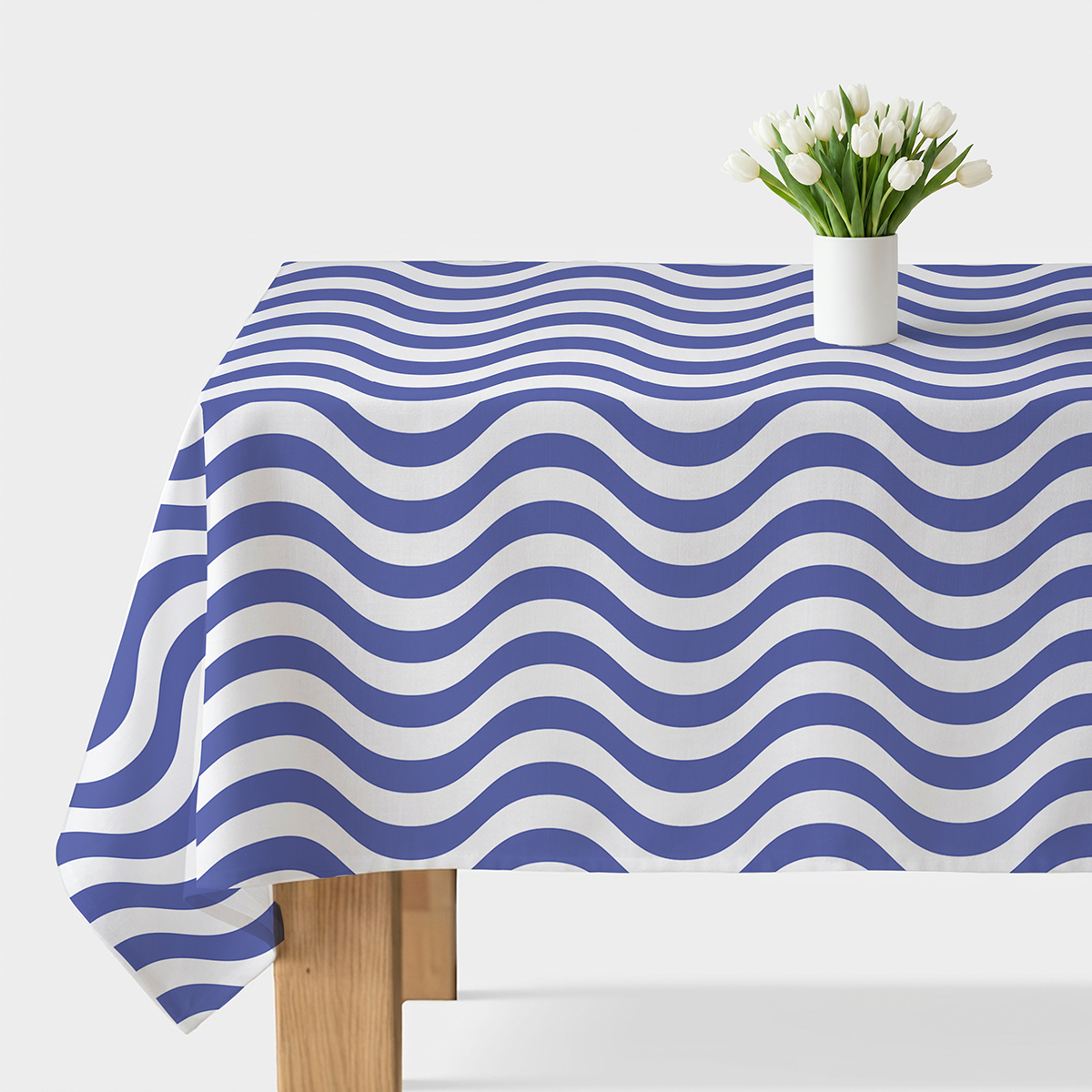 Obrus na stole z dużym wzorem fal w kolorze niebieskim i białym, widok ogólny