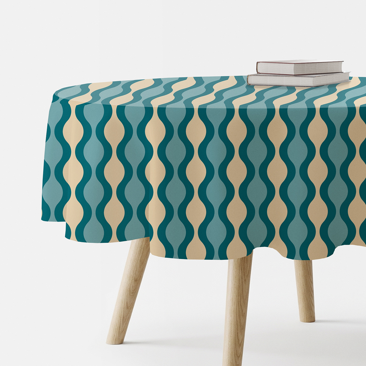 Okrągły obrus na stole z wzorem morskich fal i kremowych pasów