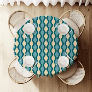 Widok z góry na okrągły stół nakryty obrusem z regularnym falistym motywem