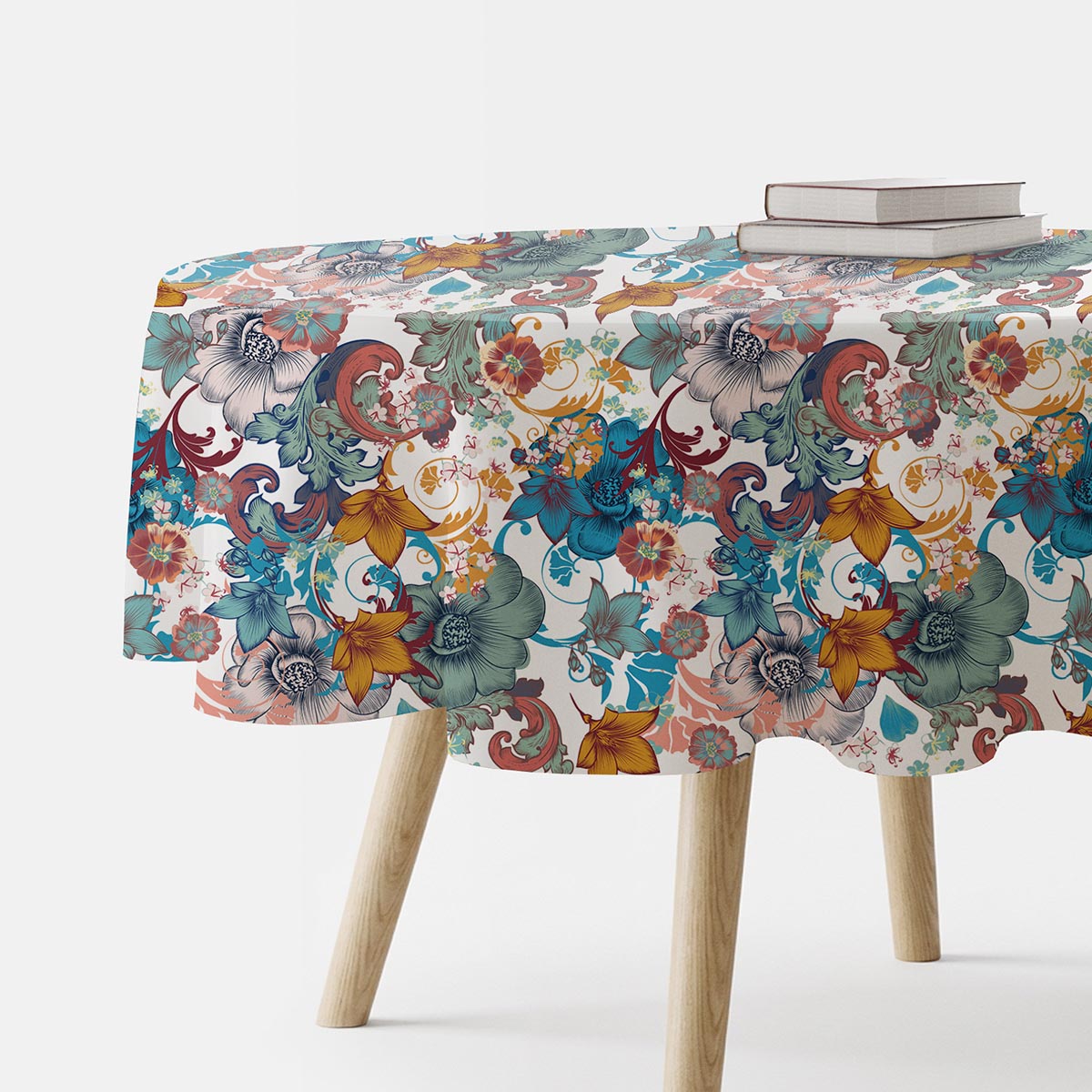 Okrągły obrus rozłożony na stole z widocznym wzorem kwiatów i ornamentów