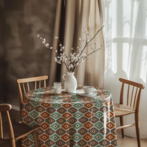 aranżacja stołu z wazonem i filiżanką, obrus z geometrycznym motywem w ciepłych tonach