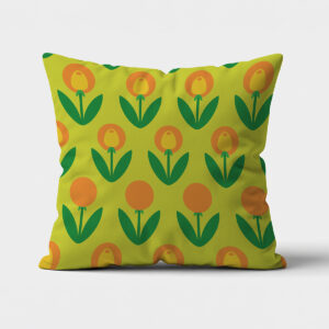 Frontalne ujęcie poduszki z pomarańczowymi tulipanami na jasnozielonym tle