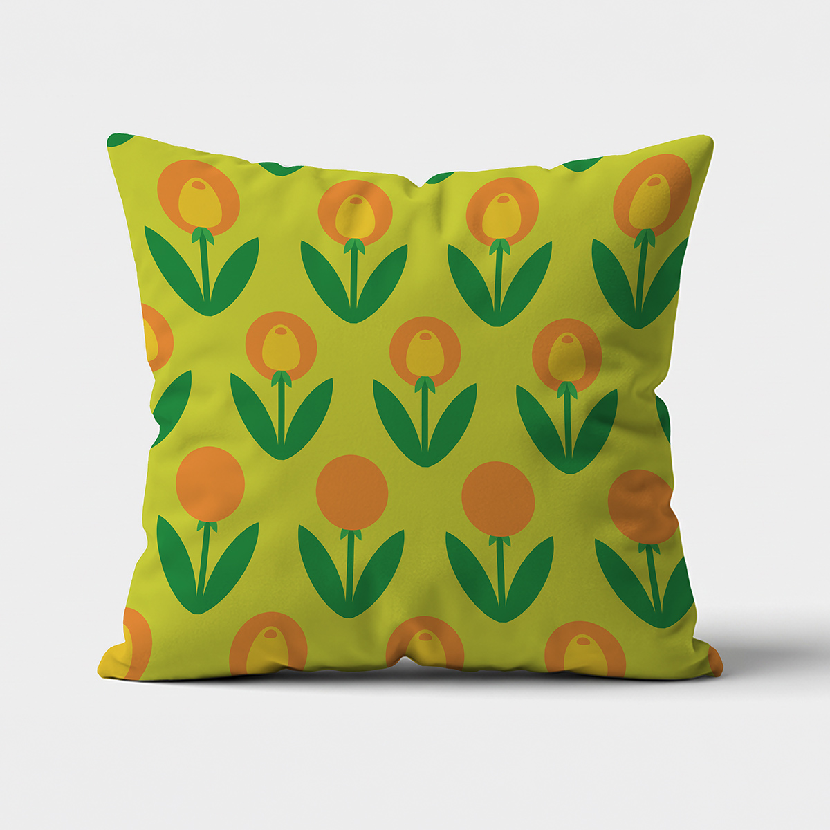 Frontalne ujęcie poduszki z pomarańczowymi tulipanami na jasnozielonym tle