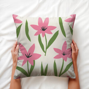 Widok poduszki trzymanej w dłoniach, zbliżenie na kwiatowy wzór i fakturę materiału