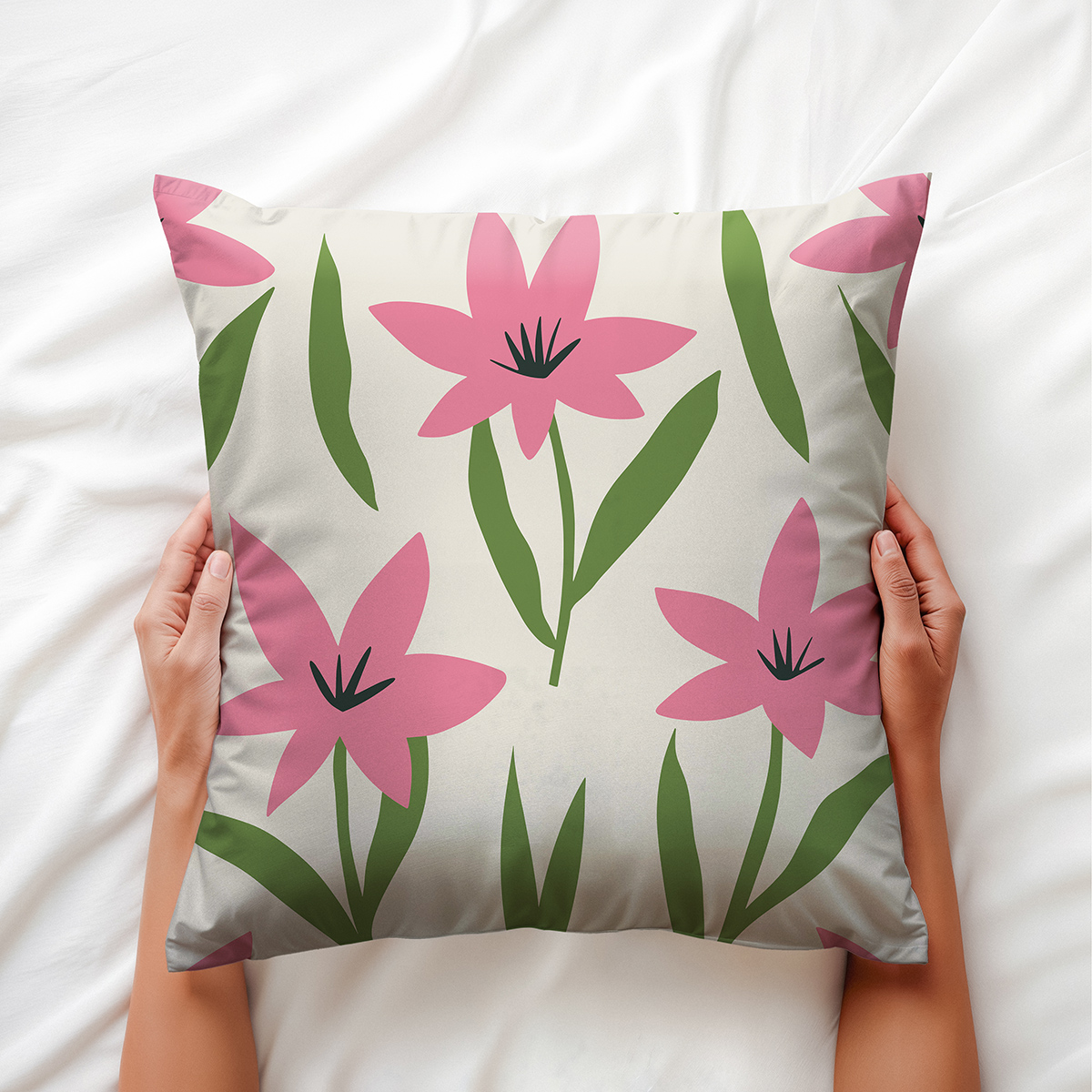 Widok poduszki trzymanej w dłoniach, zbliżenie na kwiatowy wzór i fakturę materiału