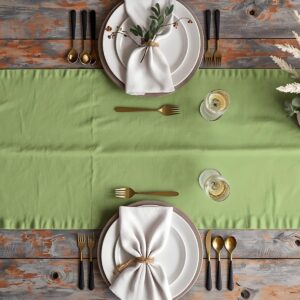 Widok z góry na zastawiony stół z miętowym bieżnikiem i akcentami dekoracyjnymi
