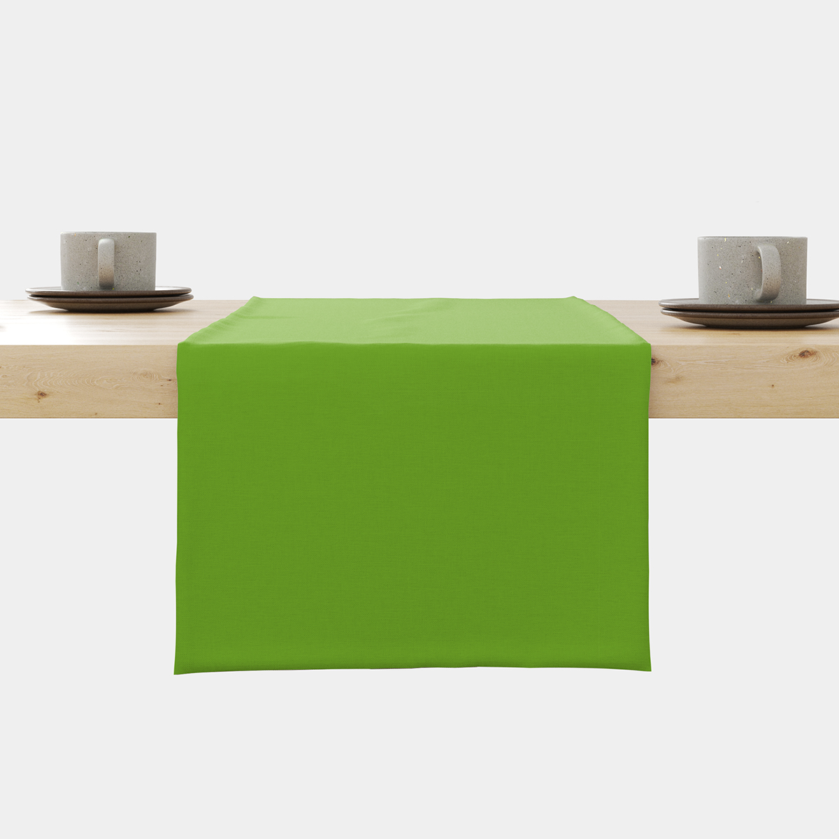 Zielony bieżnik ułożony na drewnianym stole z dwiema filiżankami