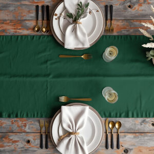 aranżacja stołu z zielonym bieżnikiem, białe talerze i złote sztućce