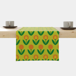 Bieżnik z wzorem retro tulipanów w zielono-pomarańczowej kolorystyce rozłożony na jasnym stole