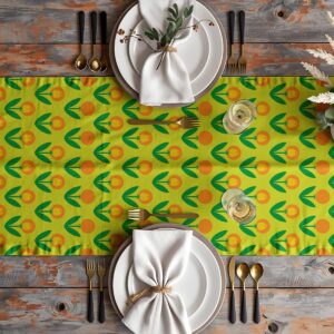 Widok z góry na bieżnik ułożony z nakryciami stołu: talerze, sztućce i kieliszki