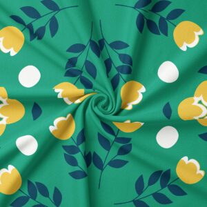 Zbliżenie na materiał obrusu z widocznym wzorem żółtych kwiatów, granatowych gałązek i białych kropek