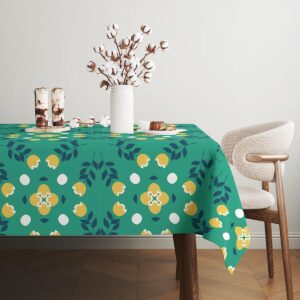 Widok stołu z obrusem i bukietem bawełnianych gałązek w białym wazonie