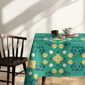 Róg stołu z obrusem pokazujący szczegół wzoru i krzesło w naturalnych kolorach