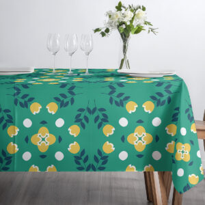 Górne ujęcie stołu z obrusem, trzema kieliszkami i prostą zastawą w spokojnej aranżacji