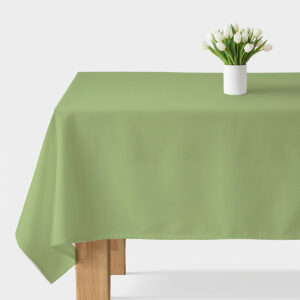 zielony gładki obrus na stole z białym wazonem i tulipanami