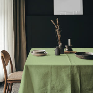 aranżacja stołu z zielonym obrusem, ceramiką i dekoracyjnymi naczyniami