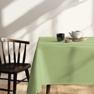 kadr boczny stołu z zielonym obrusem oraz filiżanką i dzbankiem