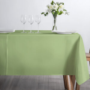 frontowy widok stołu przykrytego zielonym obrusem z kieliszkami i talerzami