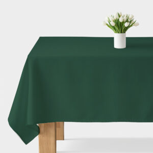 gładki zielony obrus na stole z białym wazonem i tulipanami