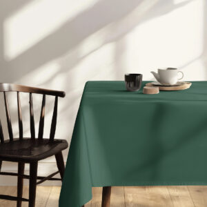 narożnik stołu z zielonym obrusem przy krześle i naturalnym światłem