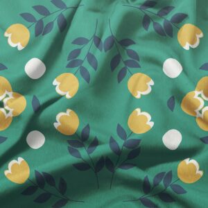 Zbliżenie na tkaninę z żółtymi kwiatami i granatowymi gałązkami na zielonym tle