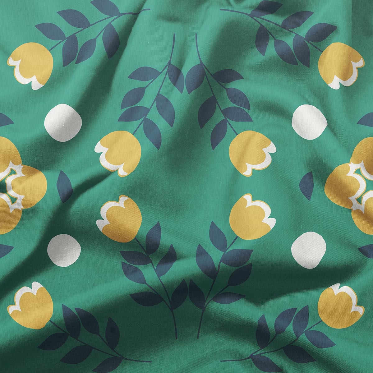 Zbliżenie na tkaninę z żółtymi kwiatami i granatowymi gałązkami na zielonym tle