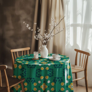 Aranżacja jadalni z obrusem w roślinny wzór i wazonem z gałązkami