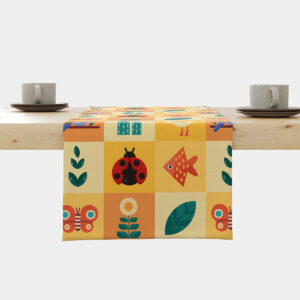 Bieżnik ułożony na stole, widok z przodu na wzór w kolorowe kwadraty z rybką i biedronką