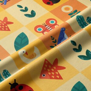 Zbliżenie na fakturę tkaniny i detale motywu motylka, liści i ptaszka