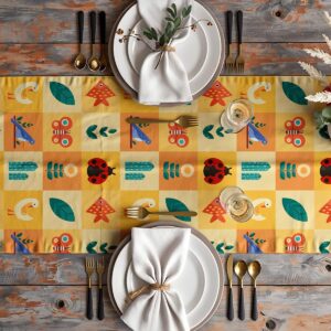 Widok z góry na rozłożony bieżnik na rustykalnym stole z zastawą