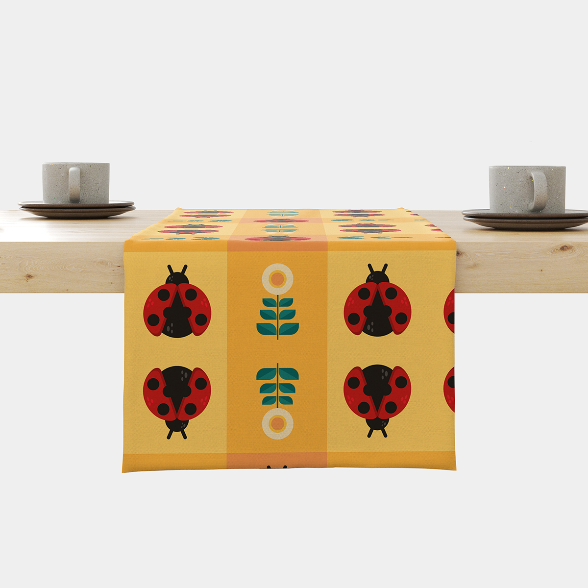 Bieżnik na stole z wzorem biedronek i kwiatów w kratce na żółtym tle
