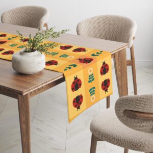 Bieżnik rozłożony na drewnianym stole w przytulnej, skandynawskiej aranżacji