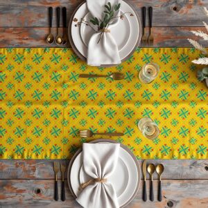 Widok z góry na ustawiony stół z zastawą, bieżnik z folkowym motywem ożywia aranżację